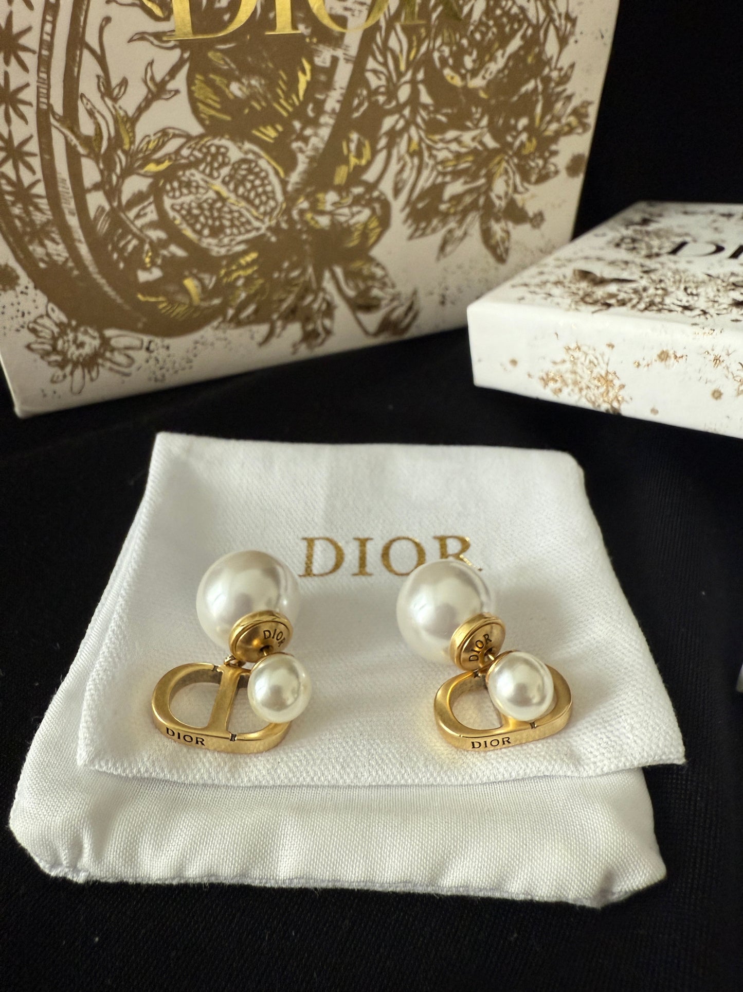 CD -logo Pearl Stud -oorbellen
