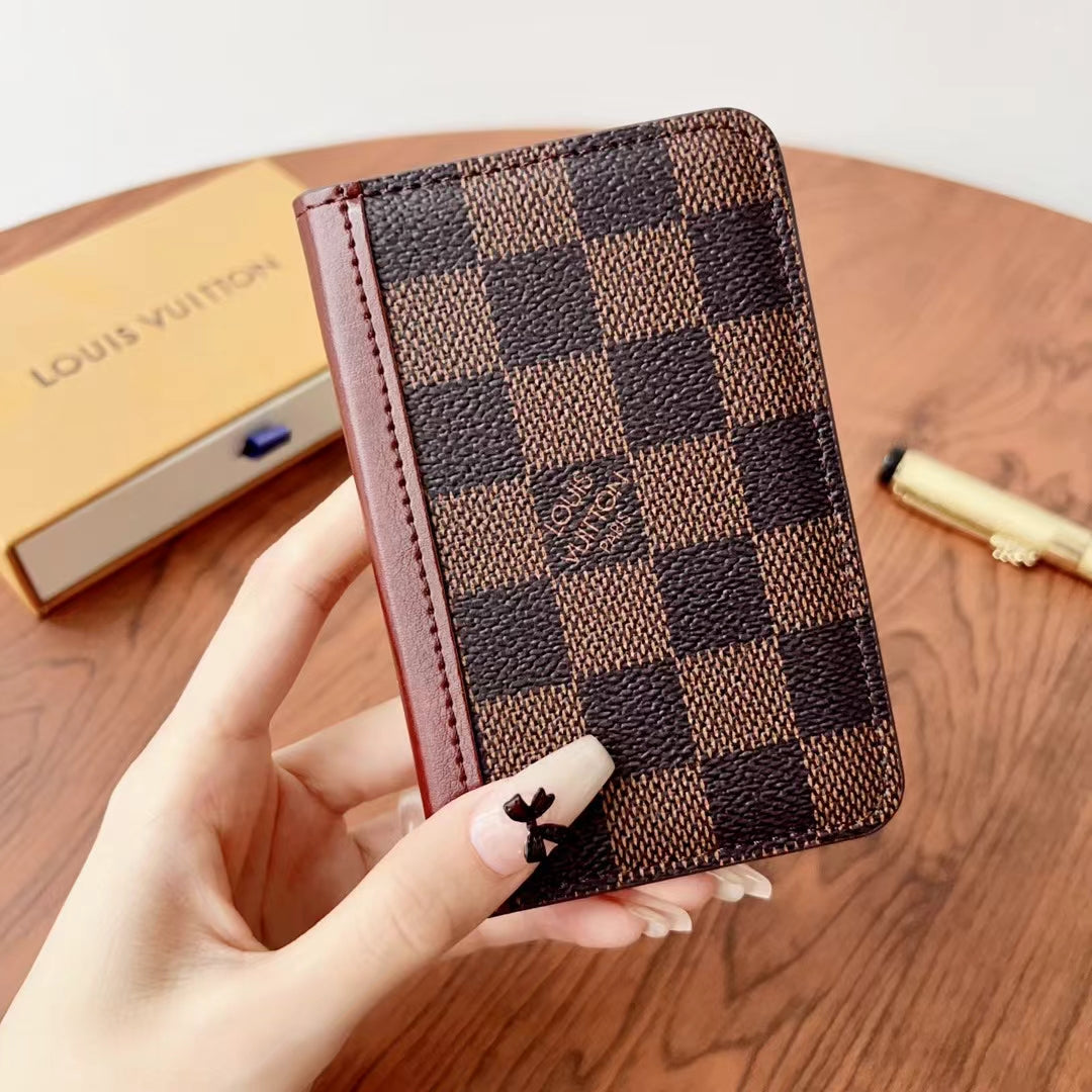 Elegáns LV kockás és monogram pénztárcák