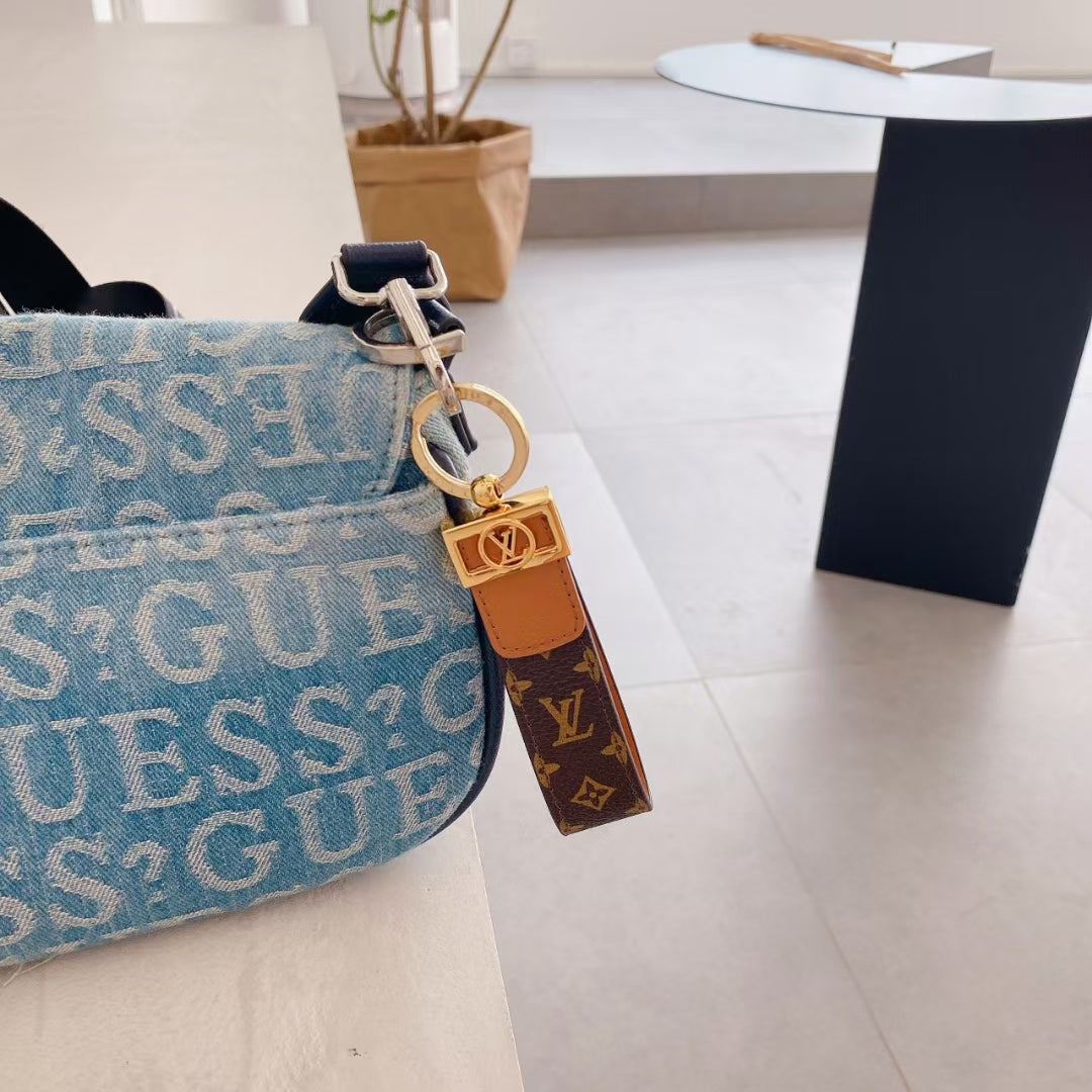 Luksus LV Monogram Keychain med elegant guld accent