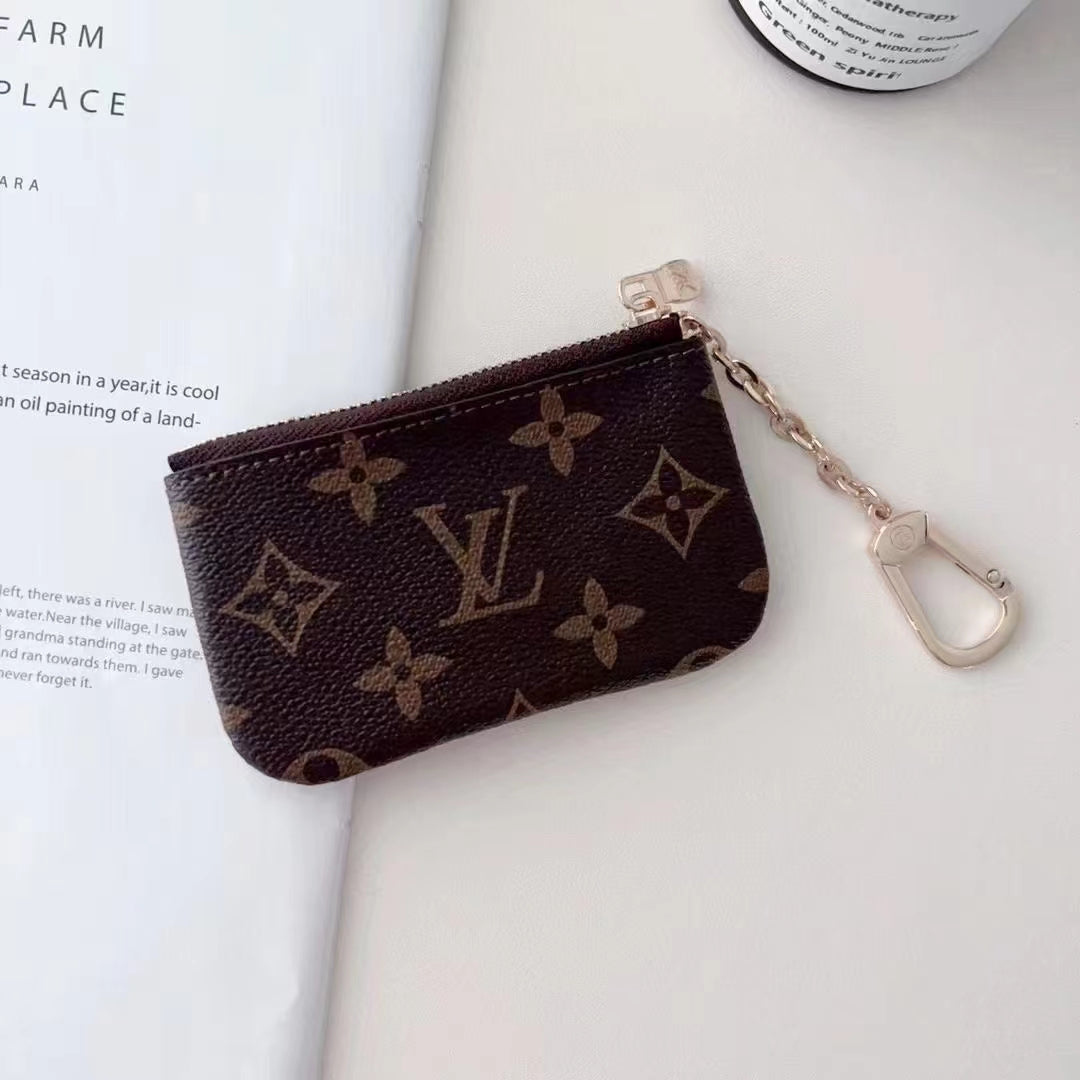 Ylellinen LV-inspiroima monogrammikolikkikokoelma ketjuklipissä