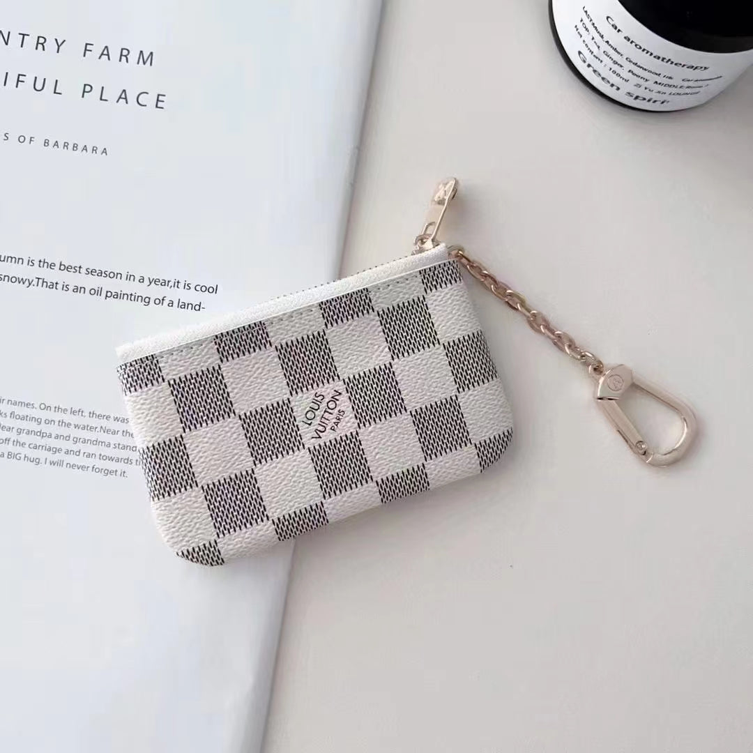 Ylellinen LV-inspiroima monogrammikolikkikokoelma ketjuklipissä