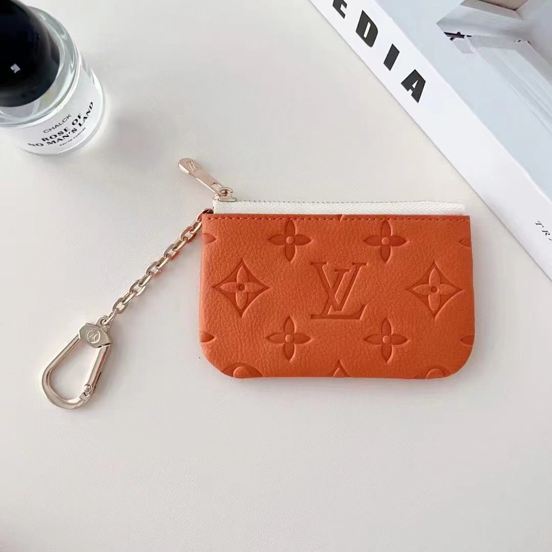カラフルなLVにインスパイアされたエンボス加工されたコインポーチコレクションがチェーンクリップ付き