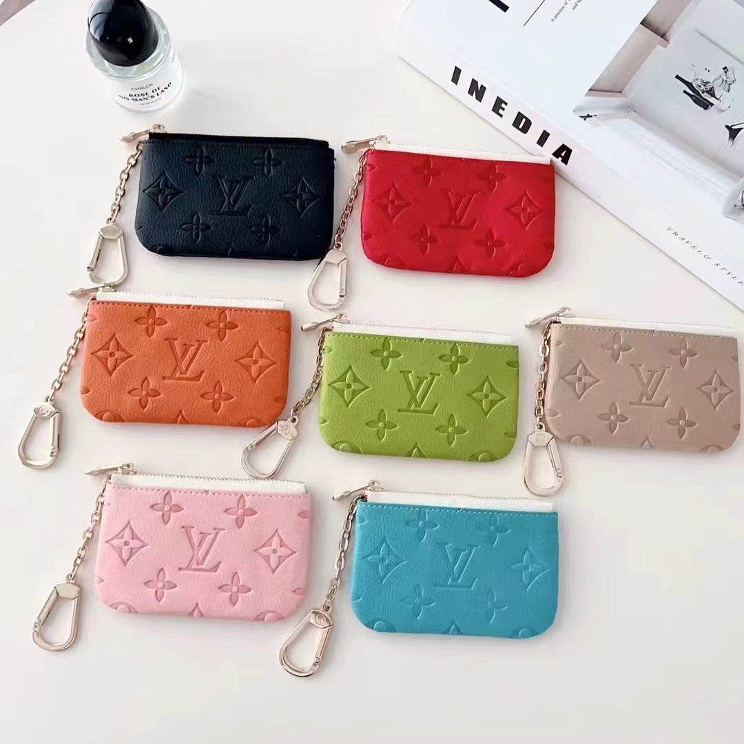 カラフルなLVにインスパイアされたエンボス加工されたコインポーチコレクションがチェーンクリップ付き