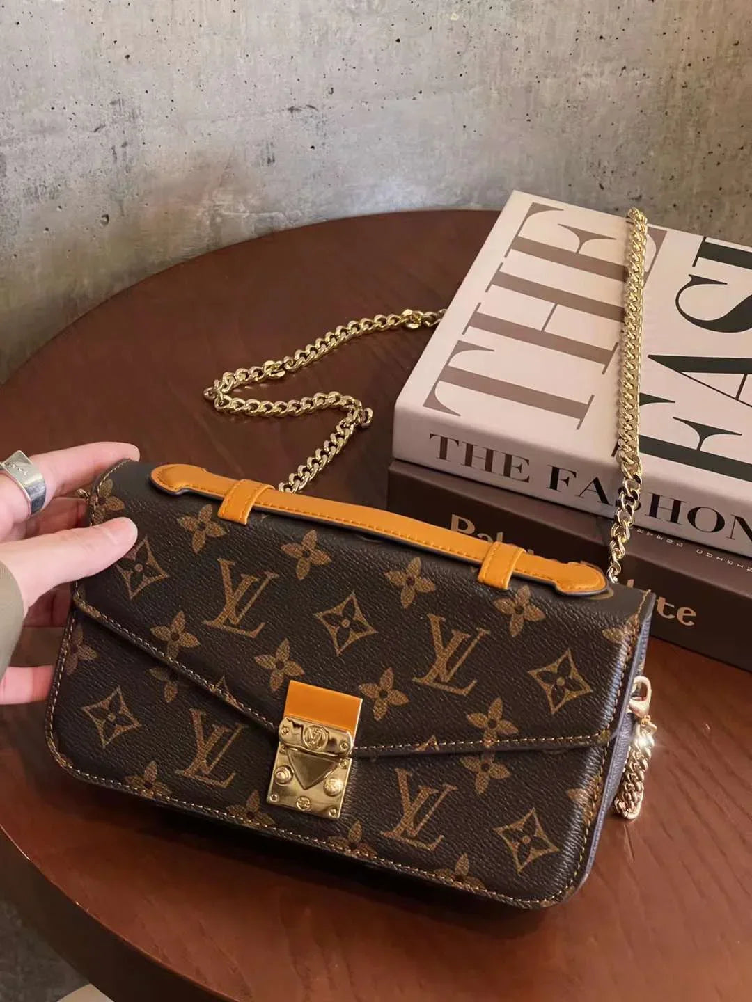 Monogramový plátnový taška ruka držela mobilní telefon s řetězem Crossbody