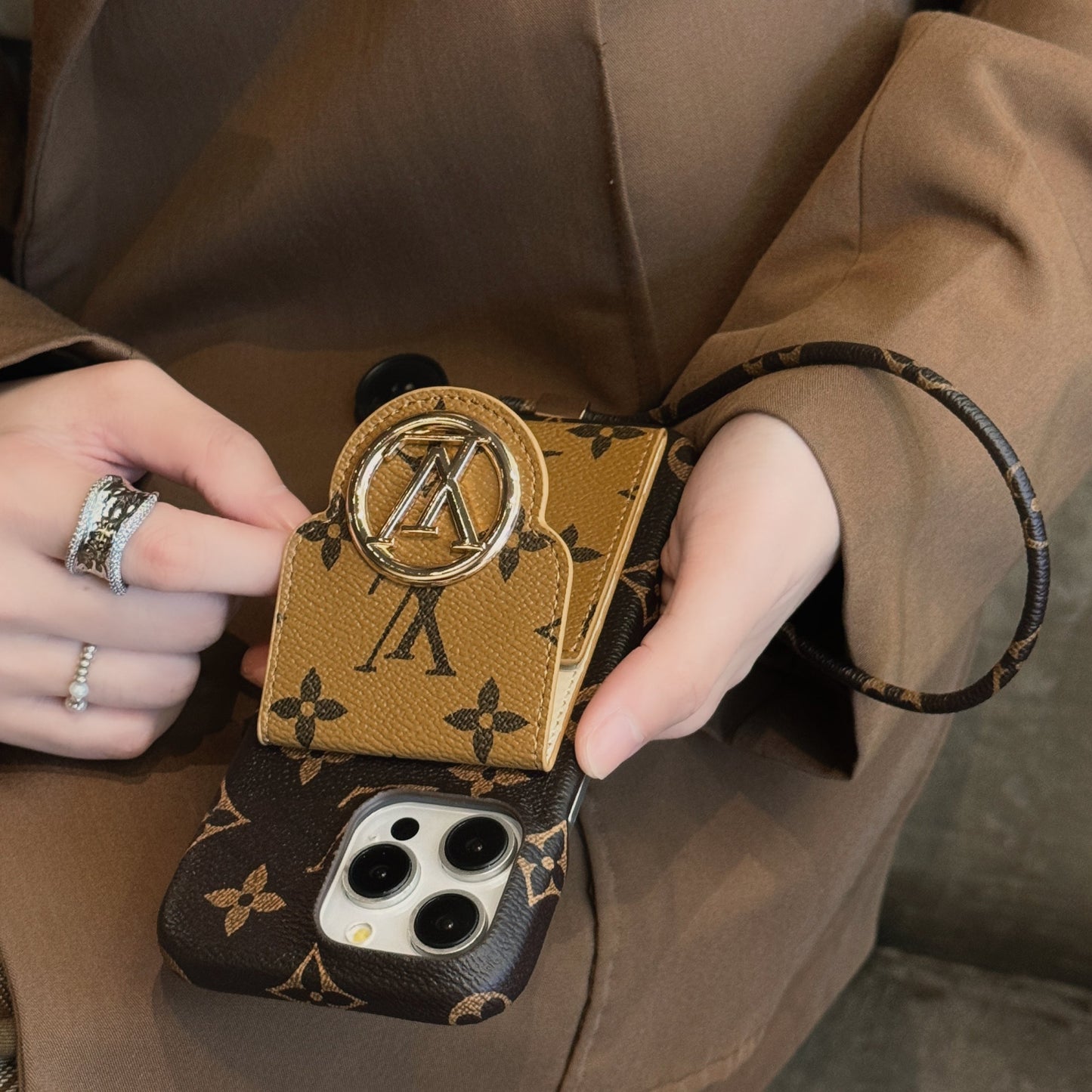 Custodia per iPhone della catena del supporto per la carta Lou