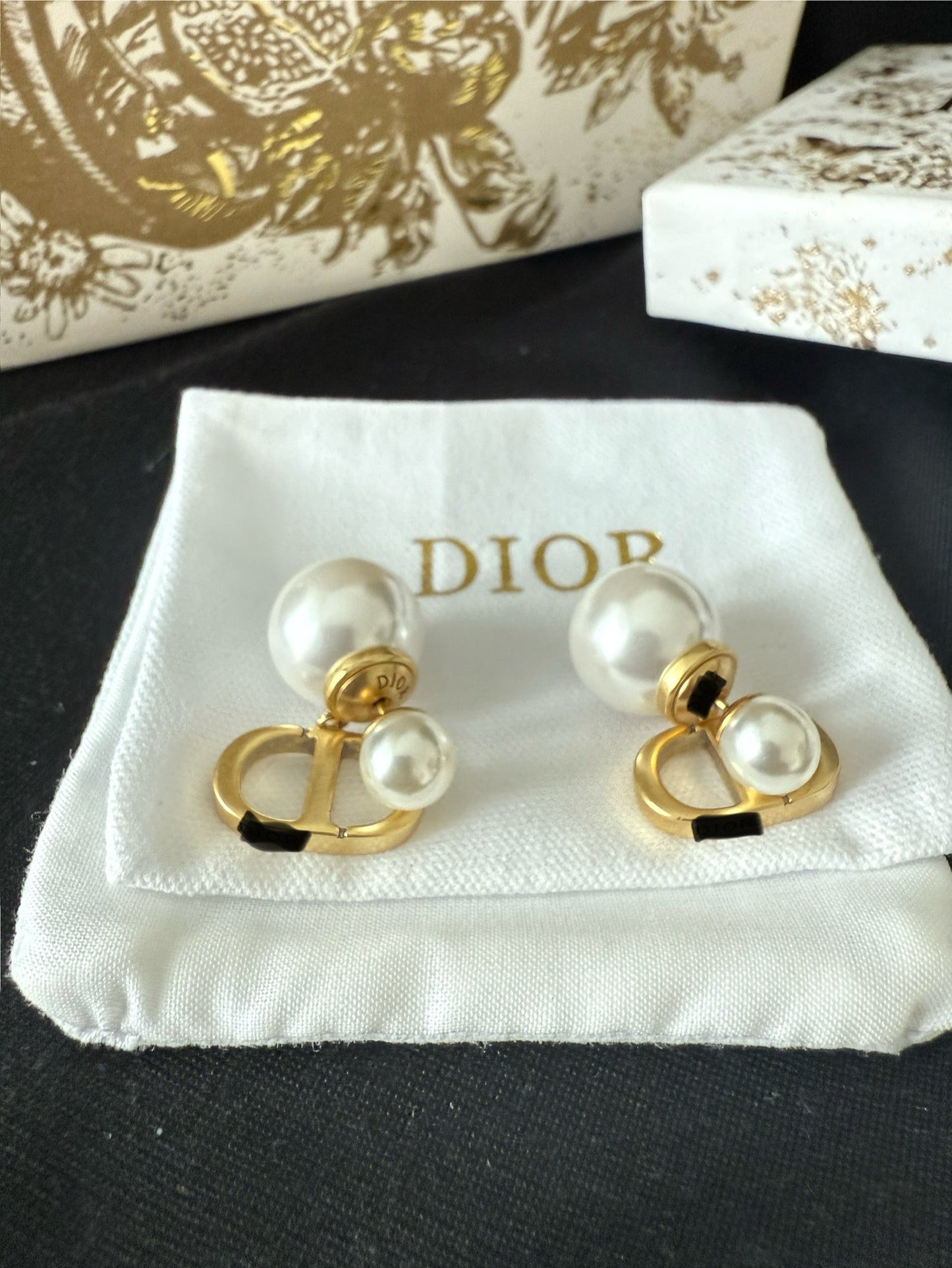 CD -logo Pearl Stud -oorbellen