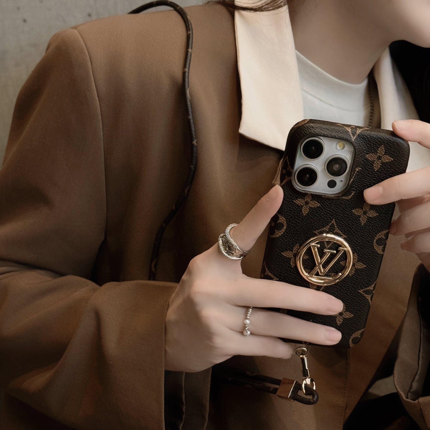Custodia per iPhone della catena del supporto per la carta Lou