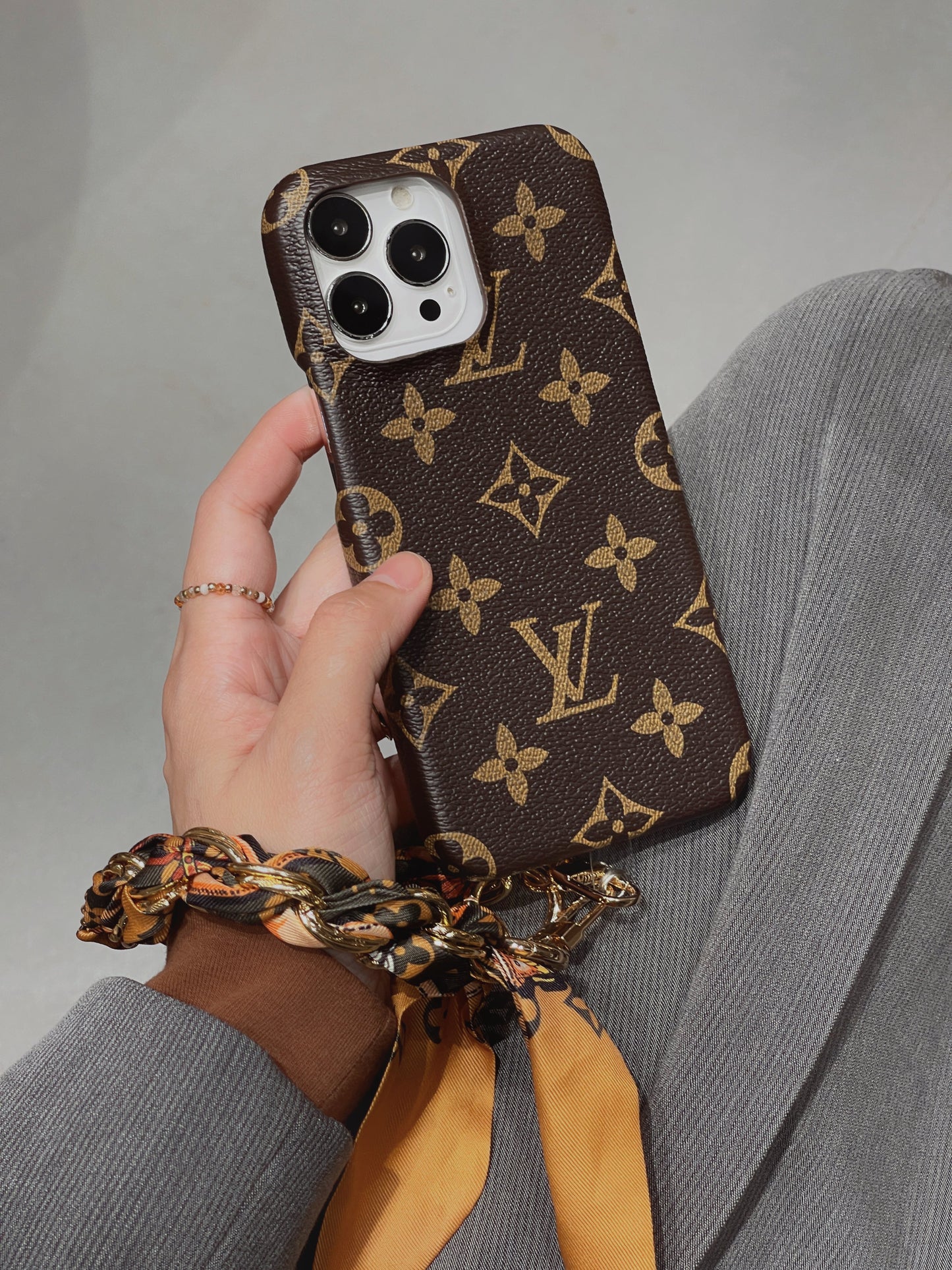 Custodia per iPhone del braccialetto di seta Lou
