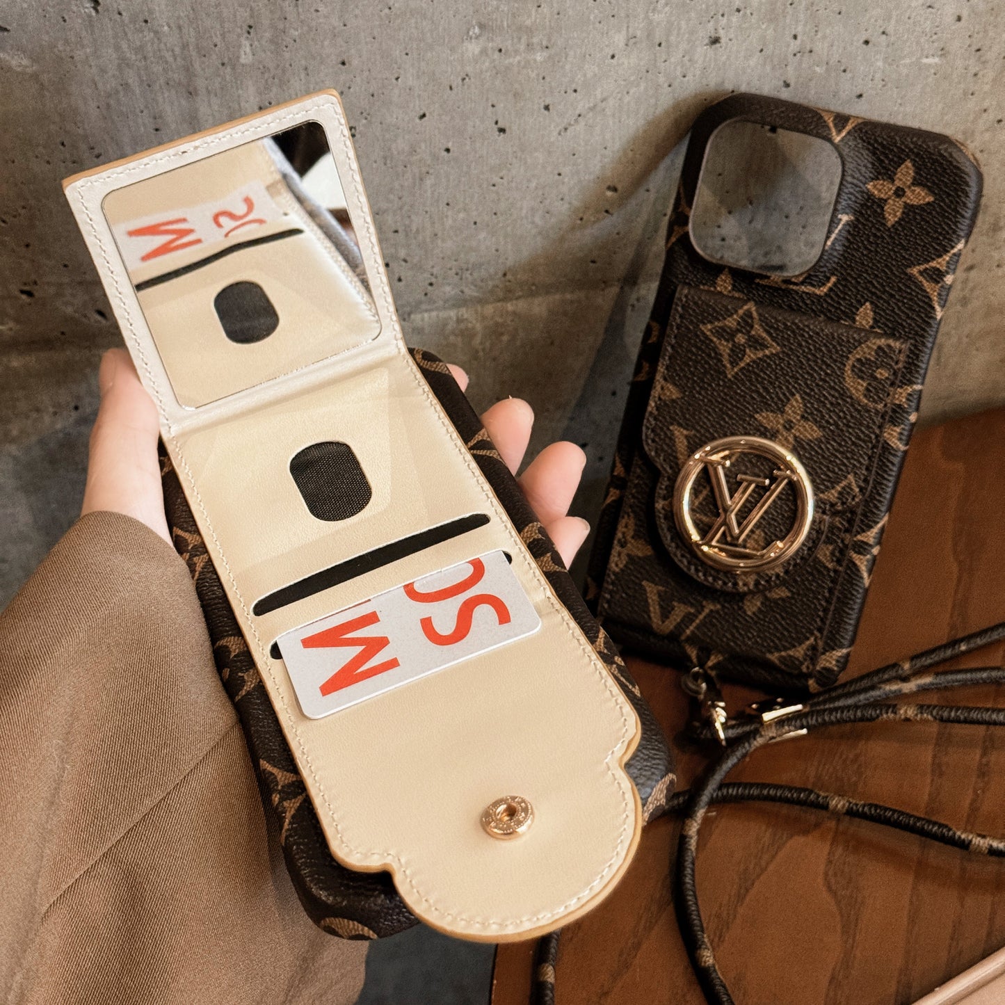 Custodia per iPhone della catena del supporto per la carta Lou