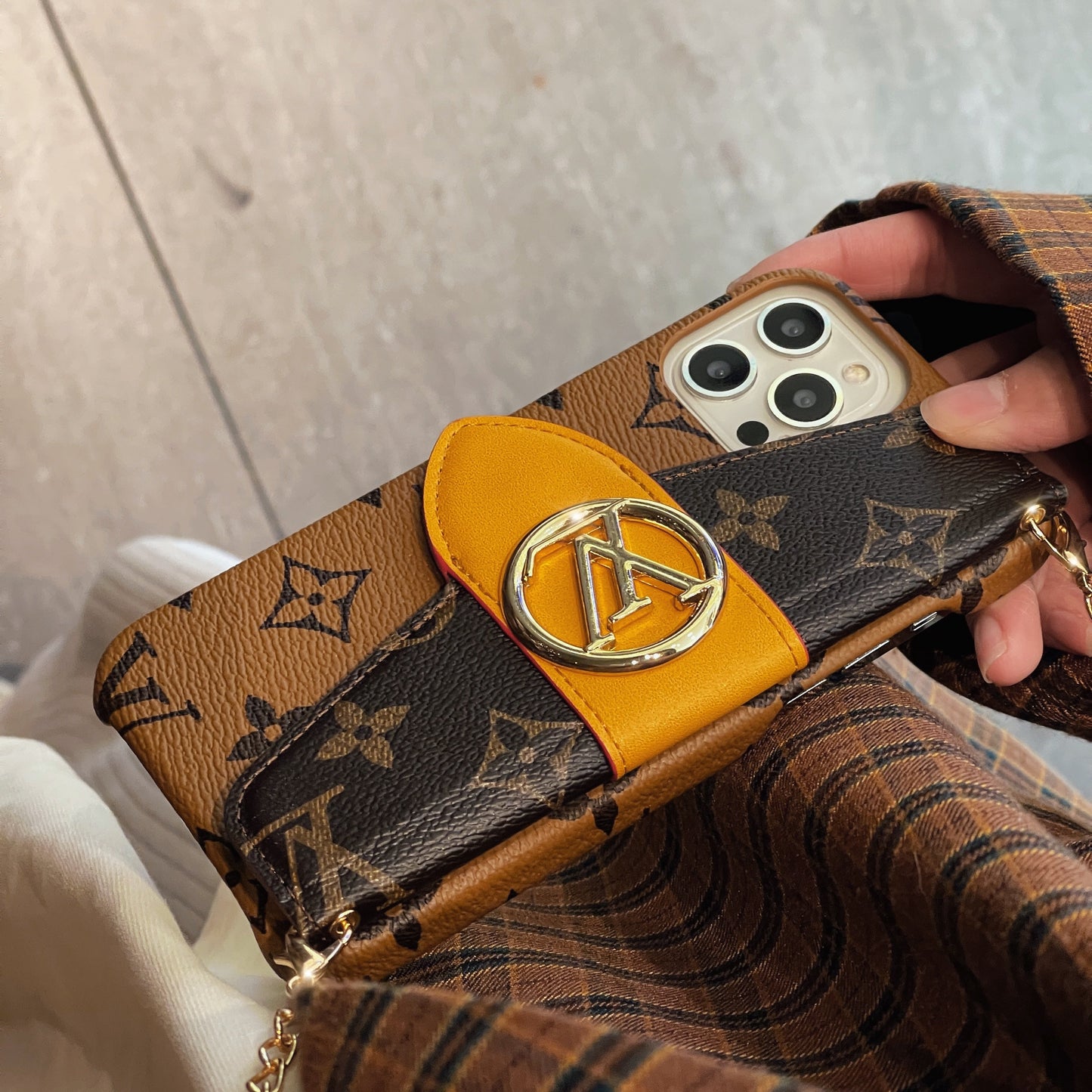Custodia per iPhone del supporto per la carta Crossbody Lou Gold