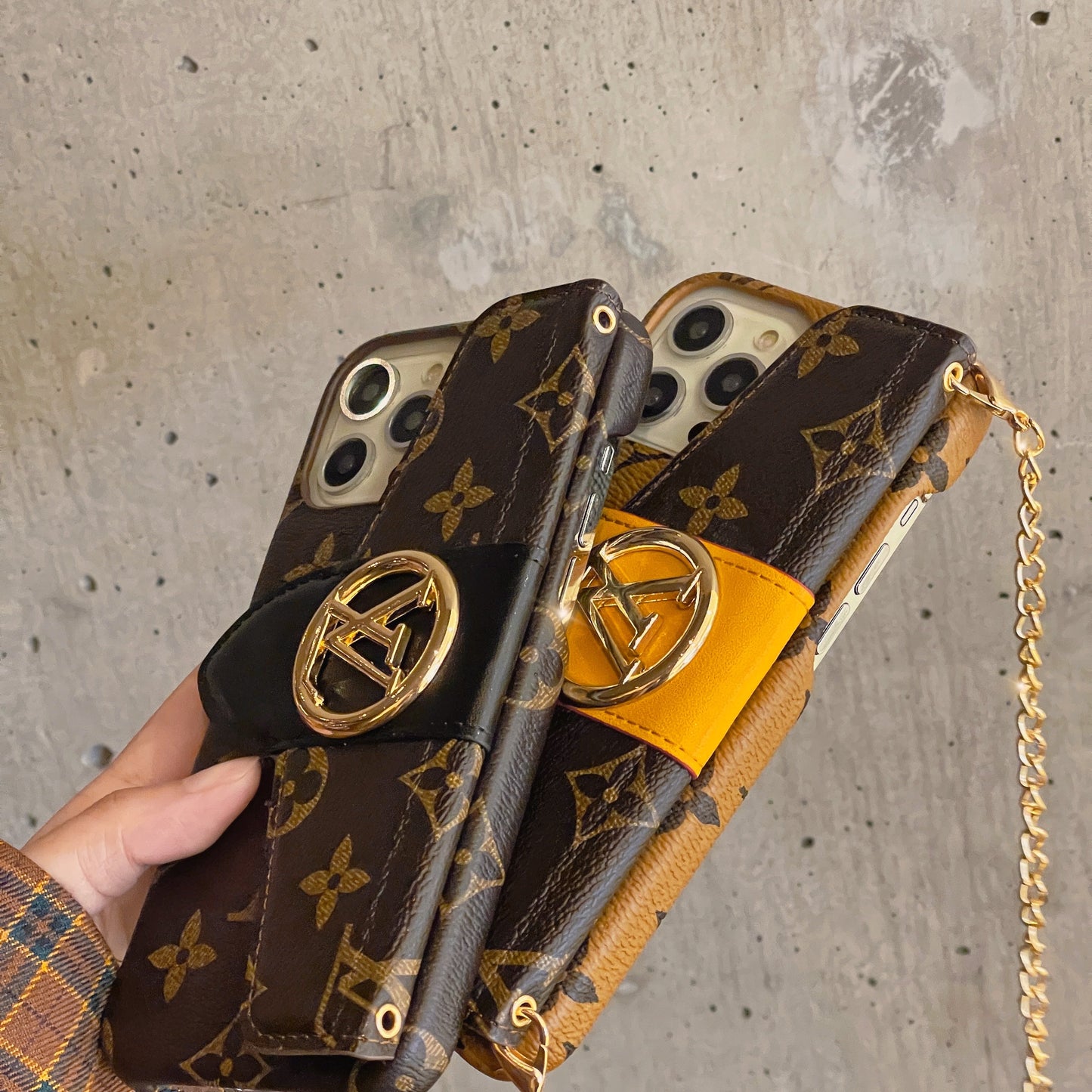 Custodia per iPhone del supporto per la carta Crossbody Lou Gold