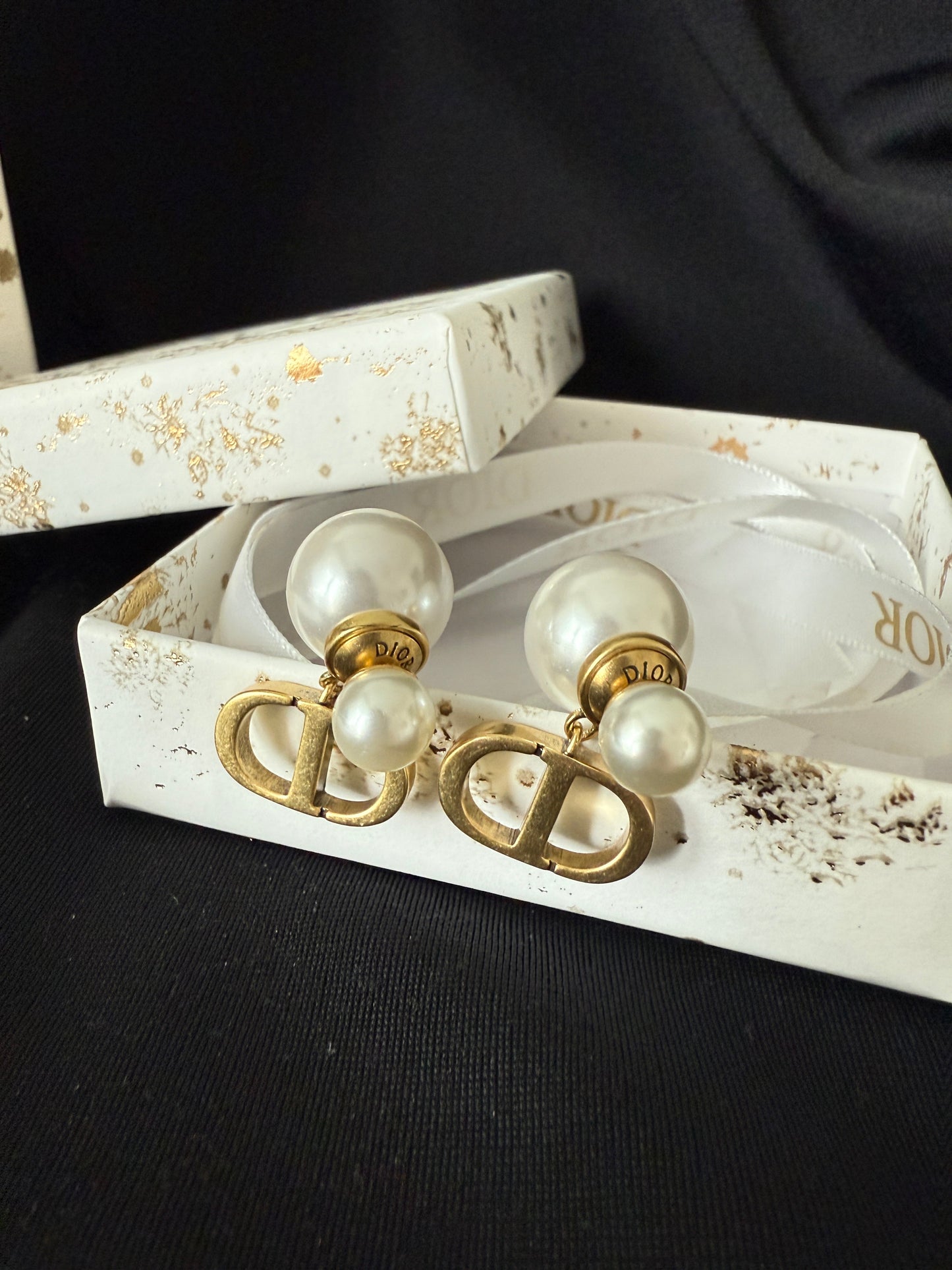 CD -logo Pearl Stud -oorbellen