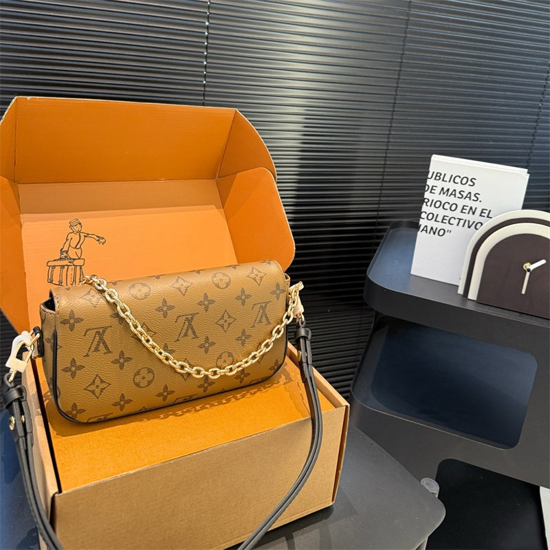 Elegant Luxury genuine leather crossbody bag With chain