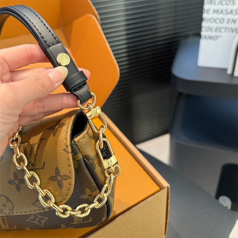 Elegant Luxury genuine leather crossbody bag With chain