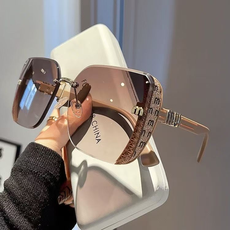 M - Lunettes de soleil élégantes et polyvalentes