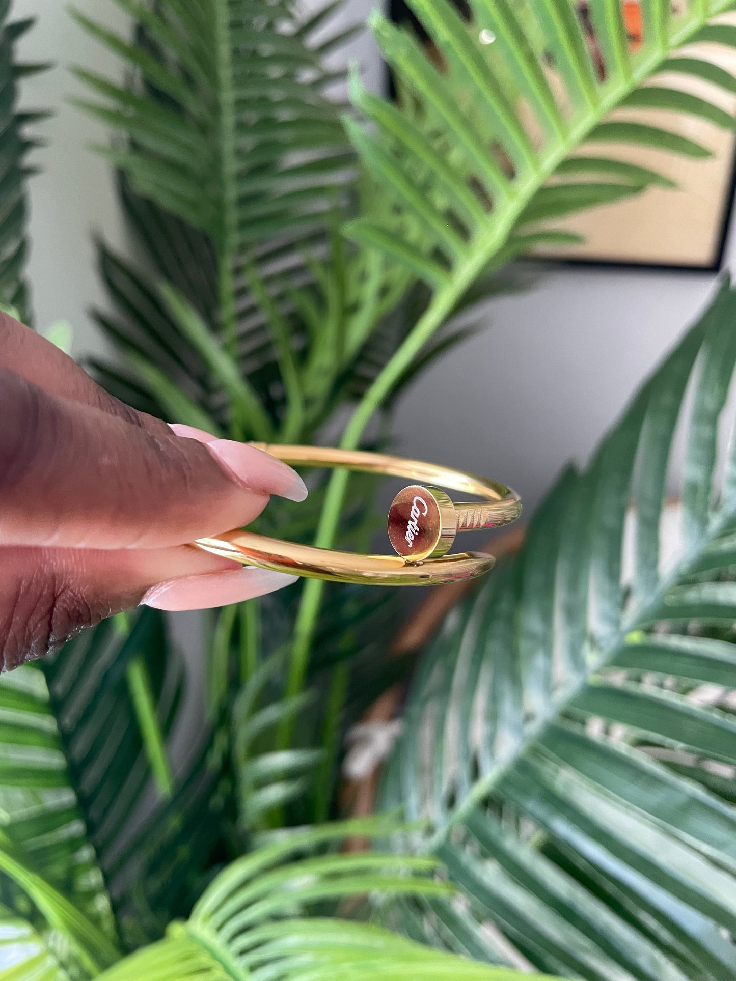 Originales goldenes Nagelarmband