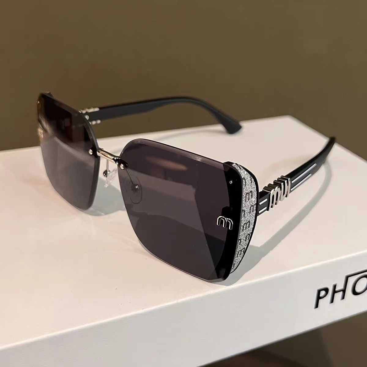 M - Lunettes de soleil élégantes et polyvalentes