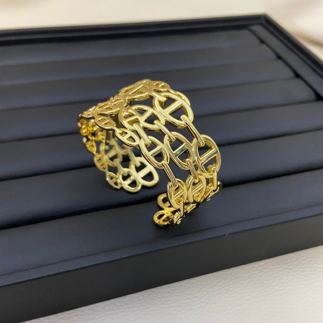 Pig Nose Openwork Bracelet & Rings