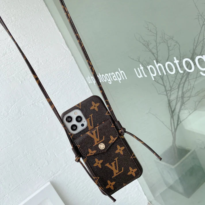 Il lusso incontra l'utilità: custodia per iPhone alla moda con tasca
