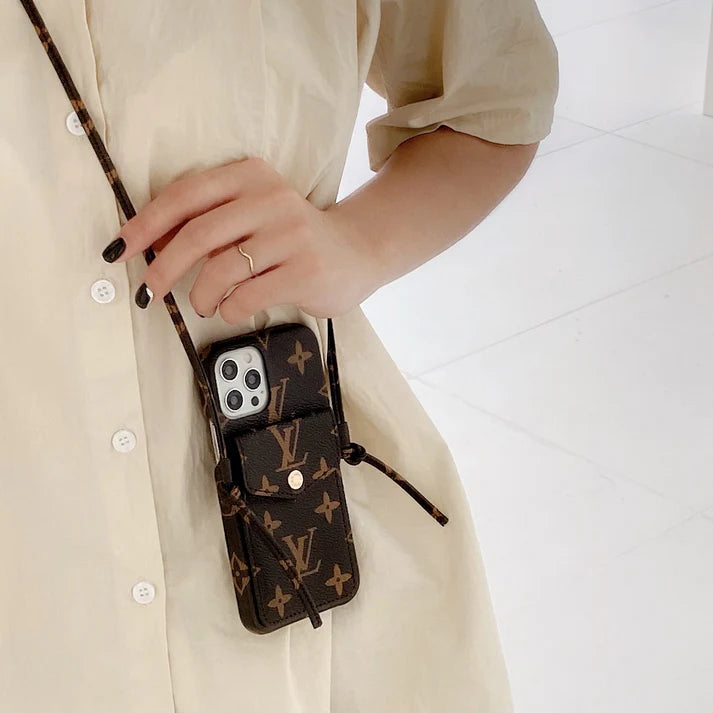 Il lusso incontra l'utilità: custodia per iPhone alla moda con tasca
