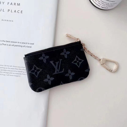 Ylellinen LV-inspiroima monogrammikolikkikokoelma ketjuklipissä