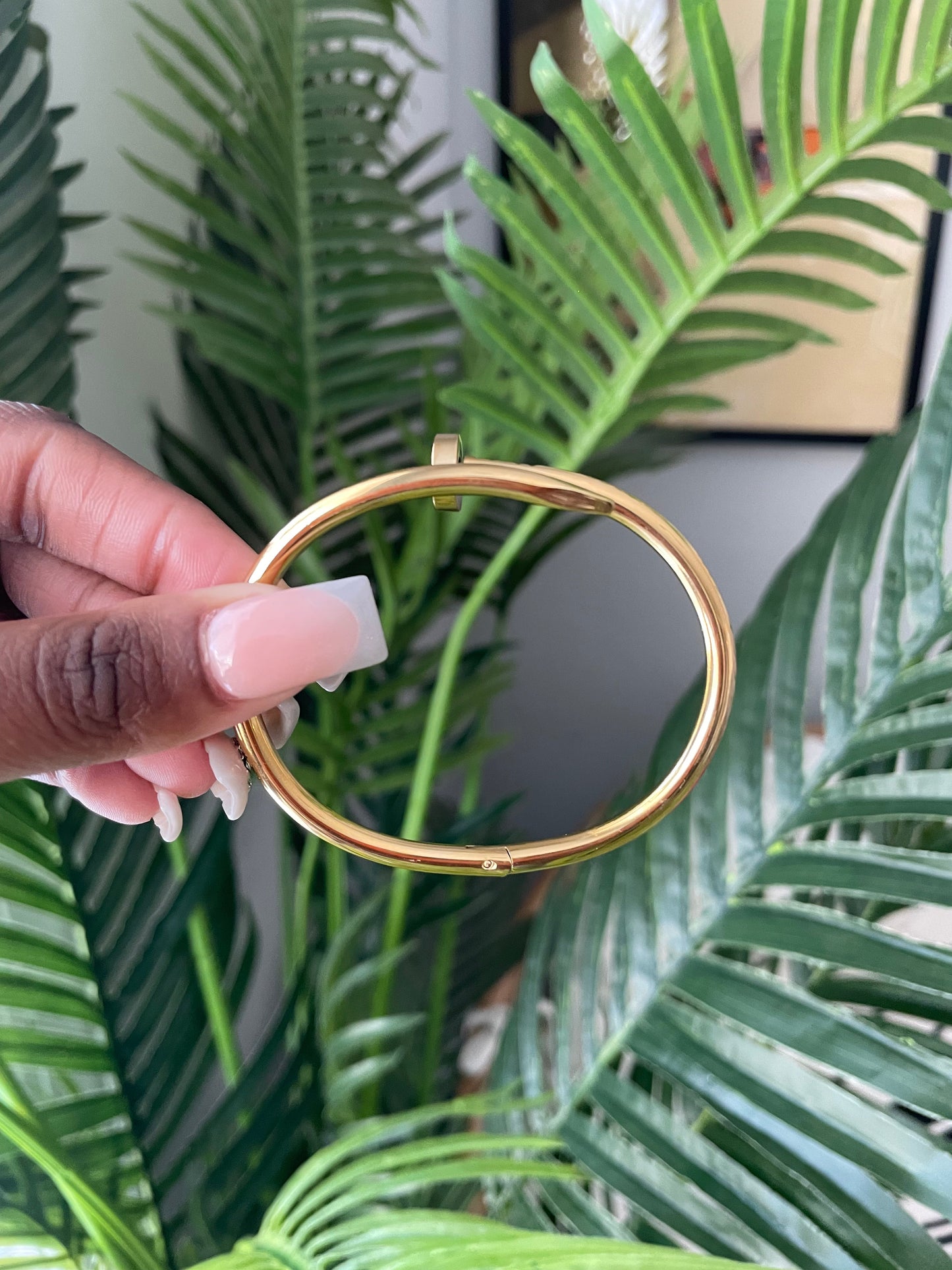 Originales goldenes Nagelarmband